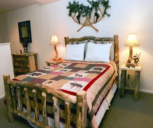 Photo 4 - Fawn Valley Inn: 101