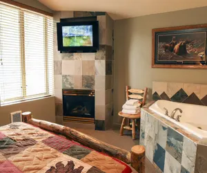 Photo 3 - Fawn Valley Inn: 101