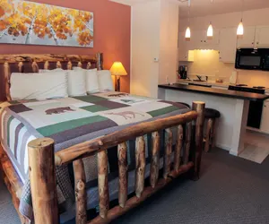 Photo 4 - Fawn Valley Inn: 278