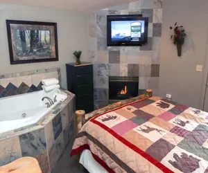 Photo 2 - Fawn Valley Inn: 106