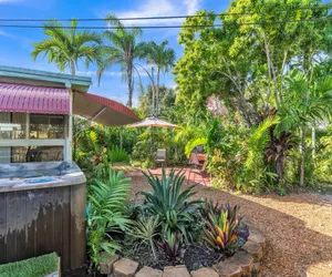 Photo 3 - Beautiful Comfy Home With Hot Tub Close To Beach