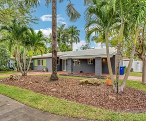 Photo 3 - Mid Century Modern with Newly Renovate Pool, BEST location