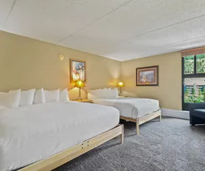 Photo 2 - Mountain Plaza Hotel Style Room with 2 Beds  #422