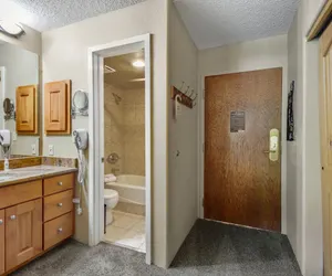 Photo 3 - Mountain Plaza Hotel Style Room with 2 Beds  #422