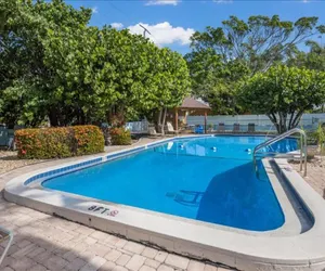 Photo 3 - Cayman Cay 201