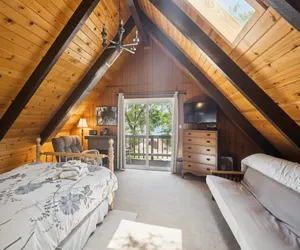 Photo 4 - Cozy Cabin On The Cove - Lakefront with Private Dock