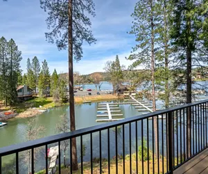 Photo 5 - Dos Pinos - Spacious Lakefront Cabin w/ Game Room