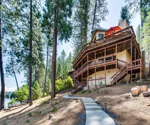 Photo 5 - Dos Pinos - Spacious Lakefront Cabin w/ Game Room