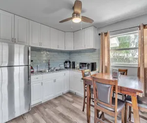 Photo 2 - Downtown Modern Bungalow Close to Beaches and Dining