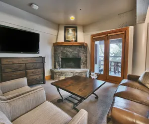 Photo 3 - Luxury Two Bedroom Suite with Hot Tub