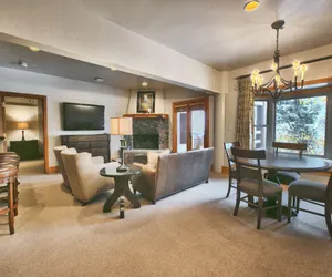 Photo 2 - Luxury Two Bedroom Suite with Hot Tub