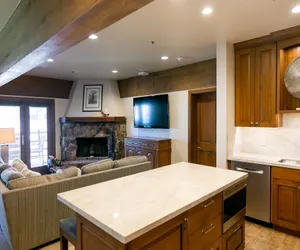 Photo 5 - Luxury Four Bedroom Suite with Three Hot Tubs