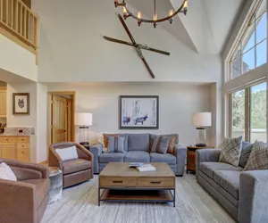Photo 2 - Luxury 4BR Premier Residence at St James Place