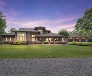 Photo 5 - Extraordinary Lake Front Home with boat dock , private deck and fire pit