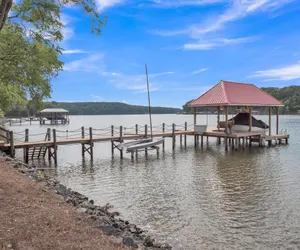 Photo 2 - Extraordinary Lake Front Home with boat dock , private deck and fire pit