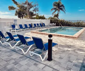 Photo 5 - Beach Villas 405 Beachfront Bliss: Gulf Views, Pool, Sleeps 8!