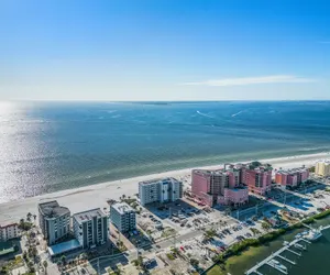 Photo 5 - Beach Villas 104 Beachfront Bliss: Views, Pool, Walk to Times Sq