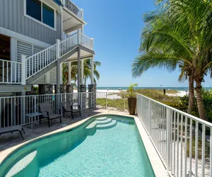 Photo 2 - 30/40 Southern Dream Island Haven: Two Units, Pool, Beach Front