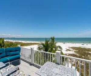 Photo 3 - 30/40 Southern Dream Island Haven: Two Units, Pool, Beach Front