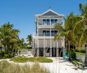 Photo 4 - 30/40 Southern Dream Island Haven: Two Units, Pool, Beach Front