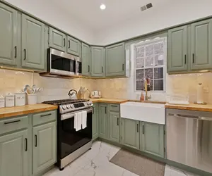Photo 2 - Grand Avenue APT 2/West Loop & newly renovated!