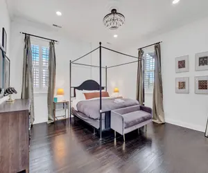 Photo 2 - Art Deco Inspired Designer 2 Bed Loft w/ Parking