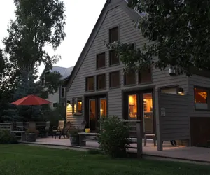 Photo 4 - Huge Riverfront Deck, Walk Everywhere - Viking Lodge 100A