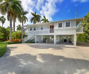 Photo 2 - Waterfront Luxury Home with Pool and Boat Dock
