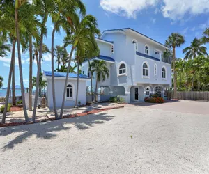 Photo 4 - Luxury beachfront home with pool in Islamorada