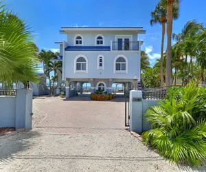 Photo 3 - Luxury beachfront home with pool in Islamorada