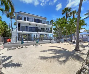 Photo 5 - Luxury beachfront home with pool in Islamorada