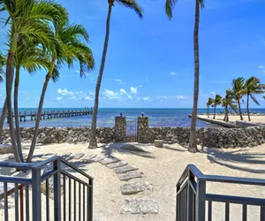 Photo 2 - Luxury beachfront home with pool in Islamorada