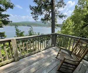 Photo 5 - Mountain Harbor's two bedroom cottage on the lake