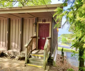 Photo 3 - Mountain Harbor Queen Guest Room on Lake Ouachita