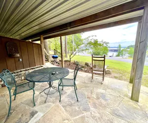 Photo 2 - Mountain Harbor Queen Guest Room on Lake Ouachita