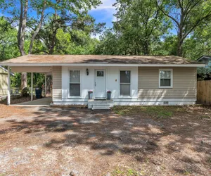 Photo 2 - Cozy and Peaceful 3BR Home in Charleston