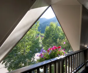 Photo 5 - Charming Aspen Retreat - walk to Ski Areas bus to 3 more from same location