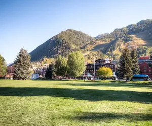 Photo 3 - Charming Aspen Retreat - walk to Ski Areas bus to 3 more from same location