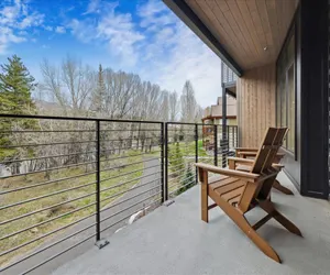 Photo 2 - River West 924