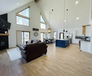 Photo 3 - Amazing Lake House With Beach Access