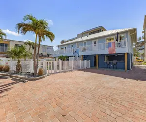 Photo 2 - 50 Seahorse Beach House: Pool & Walk to Beach!