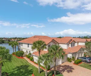 Photo 4 - Crown Colony Elegant Condo w/ Lake Views, Pool & Private Lanai