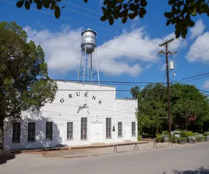 Photo 3 - OM A6A8 Gruene Road Hideaway at Old Mills Resort