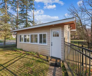 Photo 4 - Cozy Lakefront Studio On Long Lake!