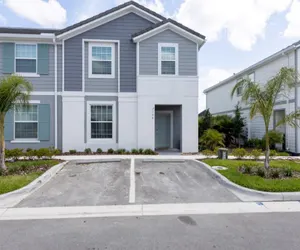 Photo 2 - Beautiful 5 Bed Home Away from Home