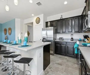 Photo 5 - Fabulous 6 Bed Pool Home with Game Room