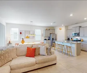 Photo 5 - Beautiful 5 Bed Pool Home with Game Room