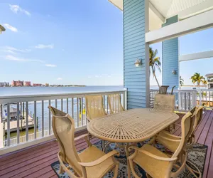 Photo 4 - 950 Sea Breeze Bay Waterfront: Pool, Spa, Dock Access