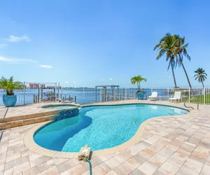 Photo 2 - 950 Sea Breeze Bay Waterfront: Pool, Spa, Dock Access