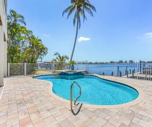 Photo 2 - 950 Sea Breeze Bay Waterfront: Pool, Spa, Dock Access